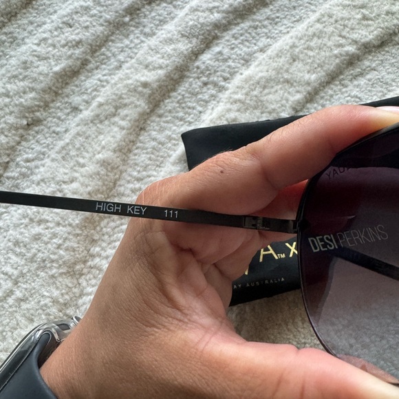 Quay x Desi Sunglasses Gold Lens/ black frame - Picture 4 of 6